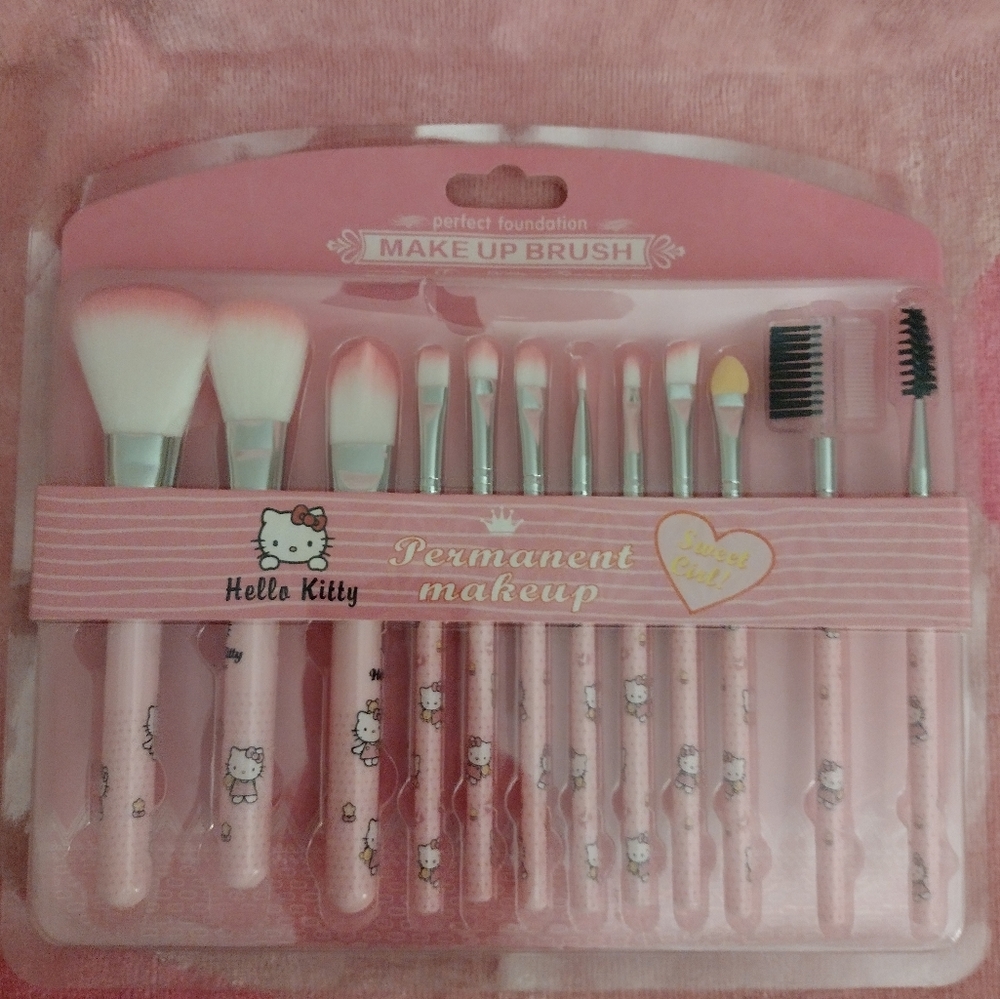 Hello Kitty 12 Piece Makeup Brush And Waterproof Makeup Bag Set - Picture 6 of 9